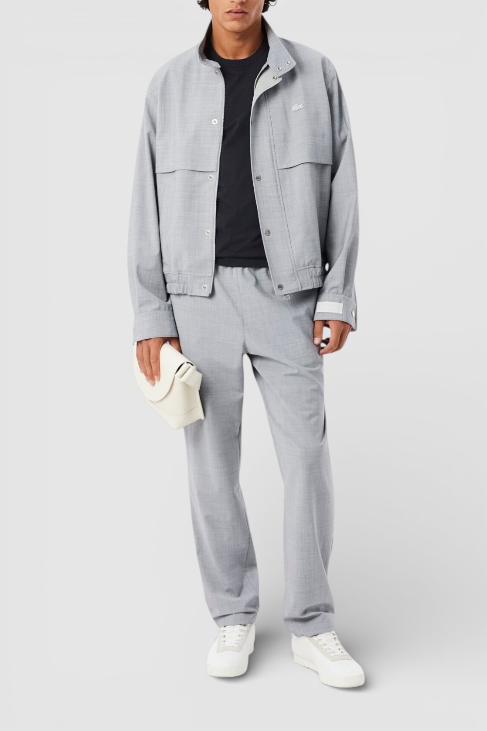 תמונת כל הלוק של חולצת טי